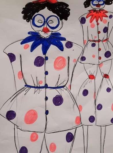 Dos diseños de disfraz de payaso: blanco con lunares rosas y morados. Uno con detalles azules y el otro rojos.